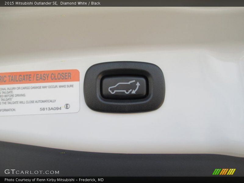Diamond White / Black 2015 Mitsubishi Outlander SE