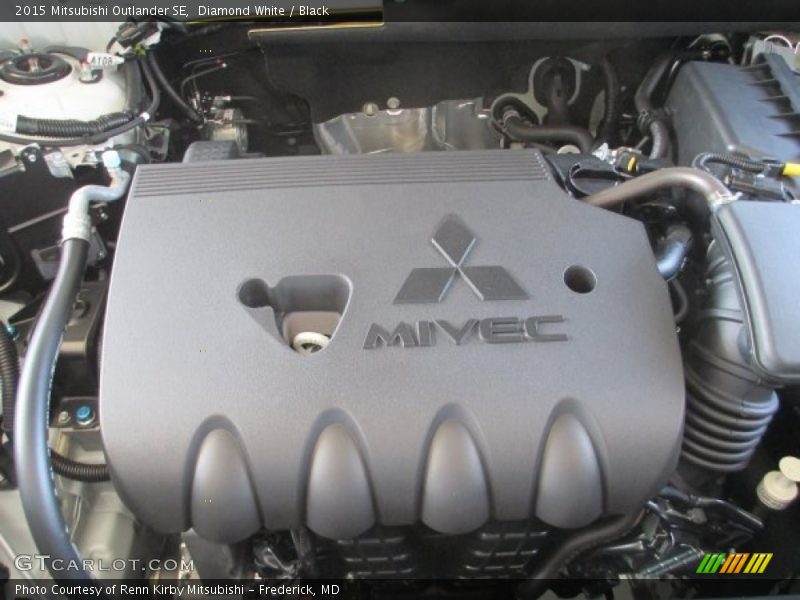 Diamond White / Black 2015 Mitsubishi Outlander SE