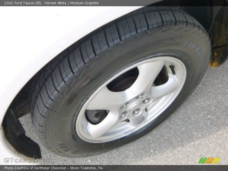 Vibrant White / Medium Graphite 2002 Ford Taurus SES