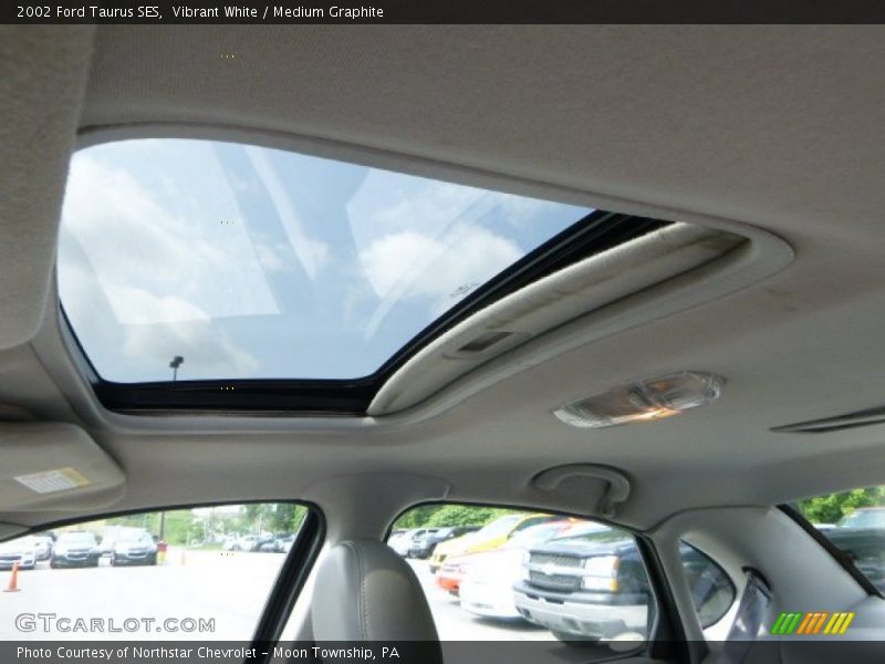 Vibrant White / Medium Graphite 2002 Ford Taurus SES