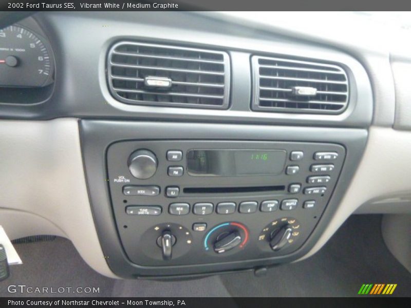 Vibrant White / Medium Graphite 2002 Ford Taurus SES