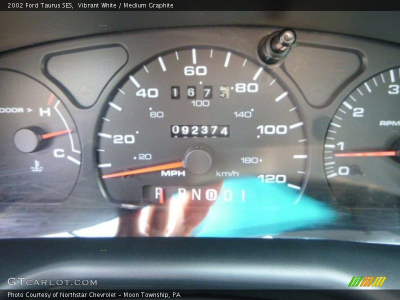 Vibrant White / Medium Graphite 2002 Ford Taurus SES