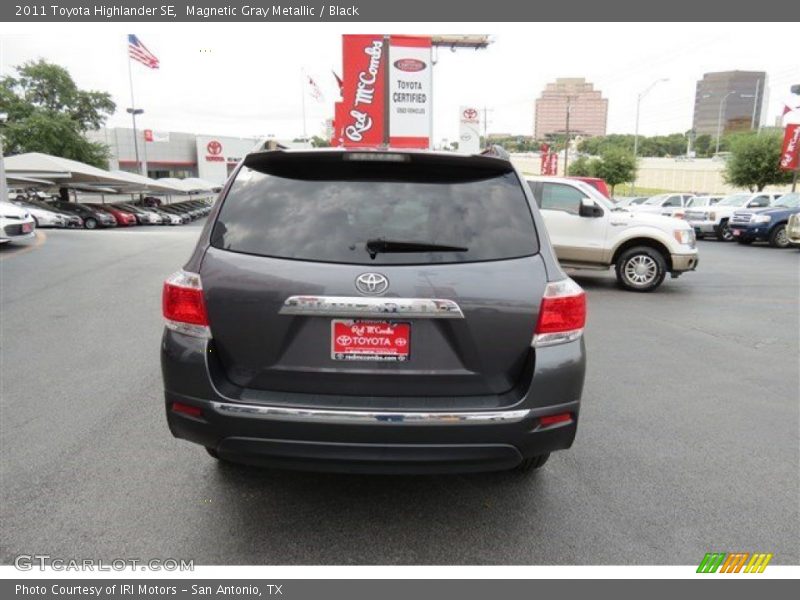 Magnetic Gray Metallic / Black 2011 Toyota Highlander SE