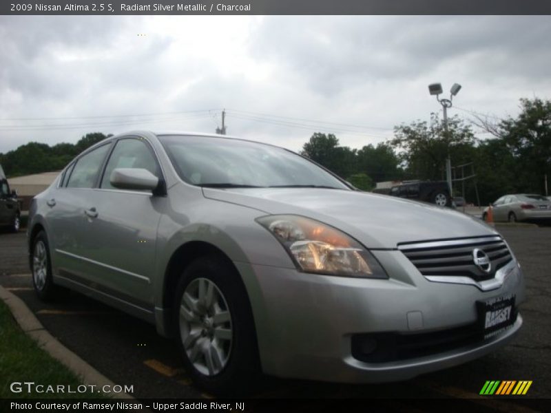 Radiant Silver Metallic / Charcoal 2009 Nissan Altima 2.5 S