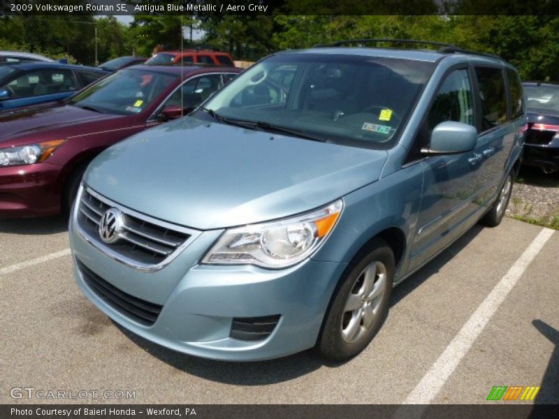 Front 3/4 View of 2009 Routan SE