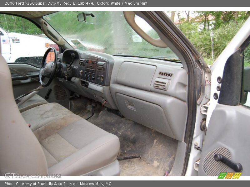Oxford White / Medium Flint 2006 Ford F250 Super Duty XL Regular Cab 4x4