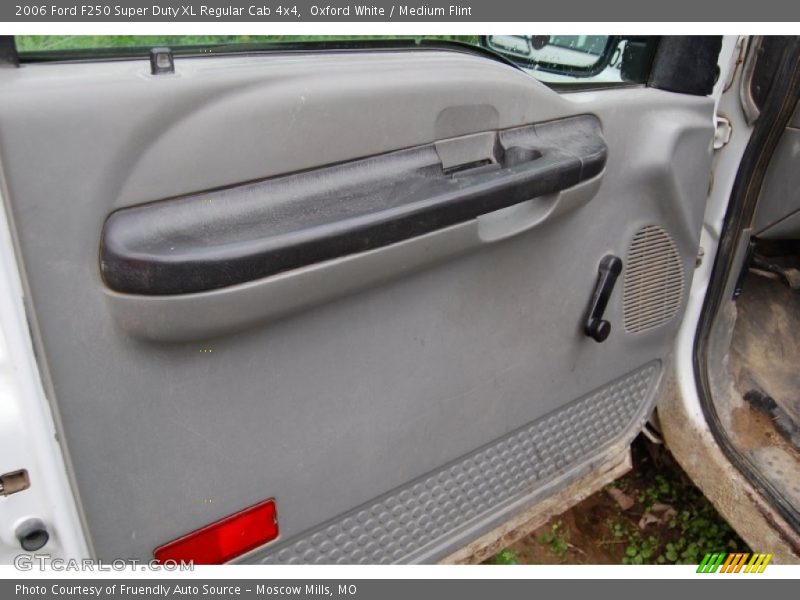 Oxford White / Medium Flint 2006 Ford F250 Super Duty XL Regular Cab 4x4