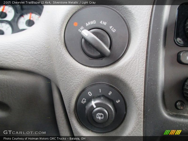 Silverstone Metallic / Light Gray 2005 Chevrolet TrailBlazer LS 4x4
