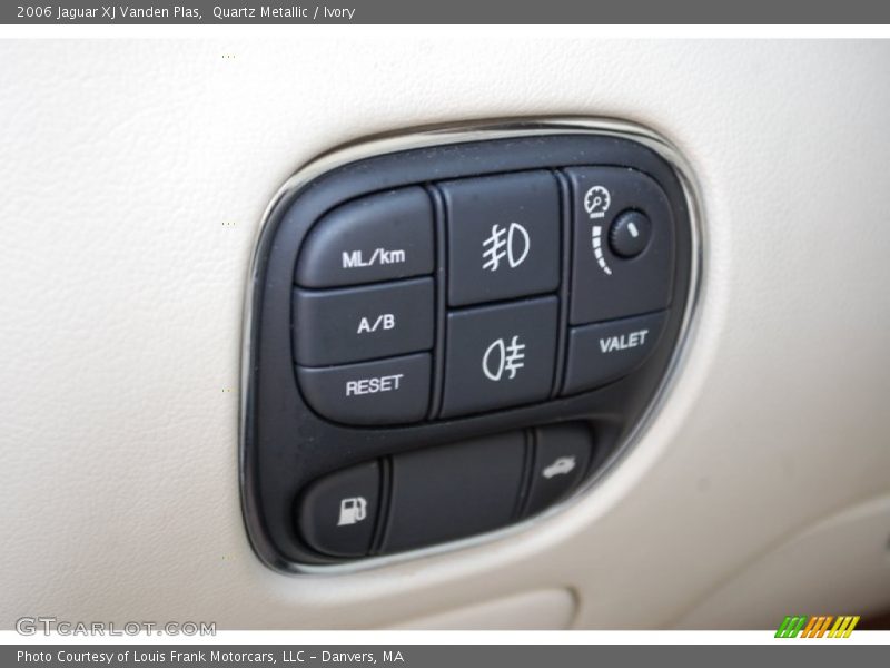 Quartz Metallic / Ivory 2006 Jaguar XJ Vanden Plas
