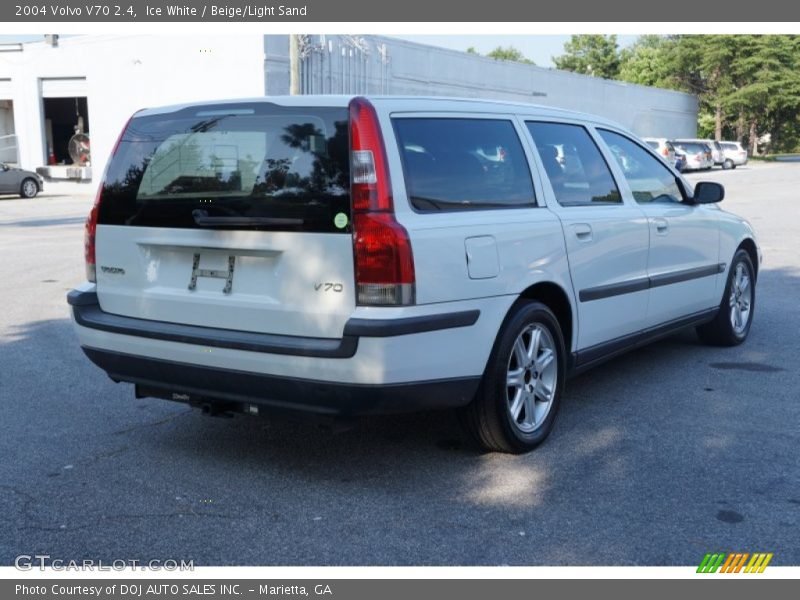 Ice White / Beige/Light Sand 2004 Volvo V70 2.4