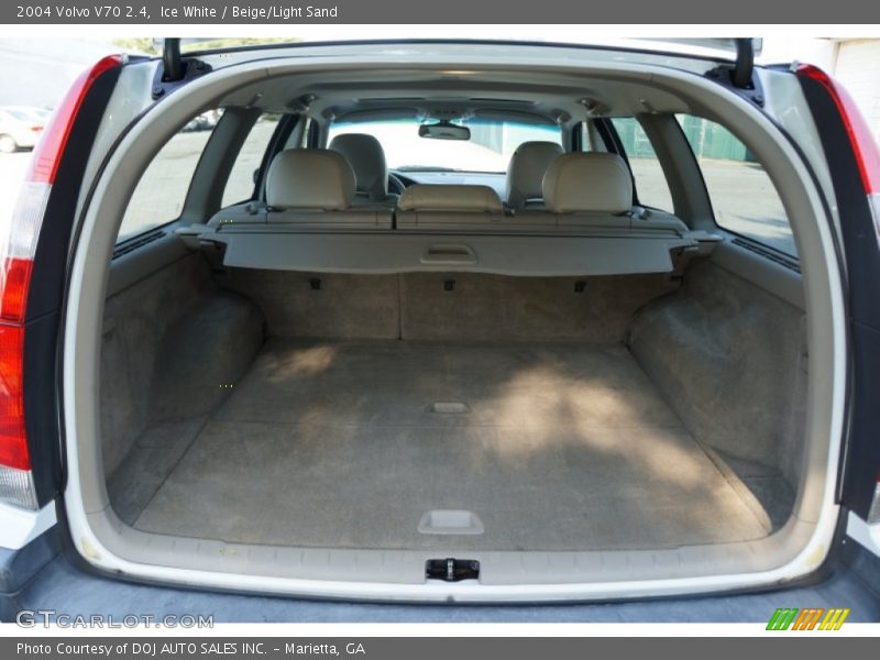 Ice White / Beige/Light Sand 2004 Volvo V70 2.4