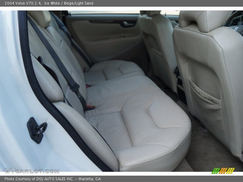 Ice White / Beige/Light Sand 2004 Volvo V70 2.4