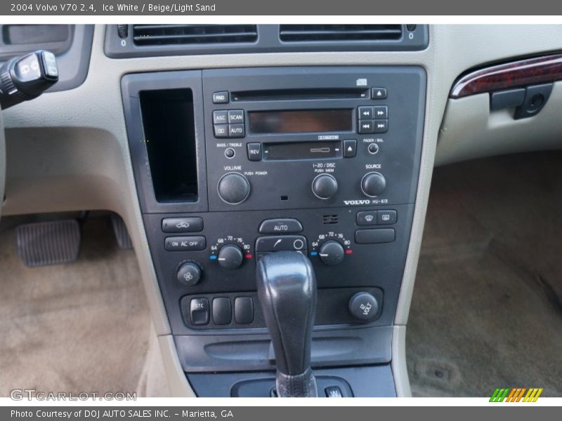 Ice White / Beige/Light Sand 2004 Volvo V70 2.4