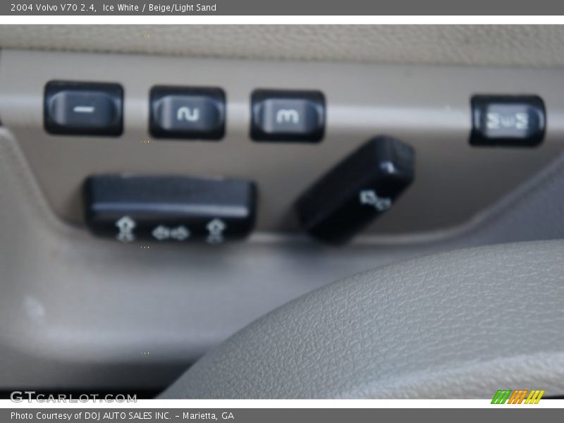 Ice White / Beige/Light Sand 2004 Volvo V70 2.4