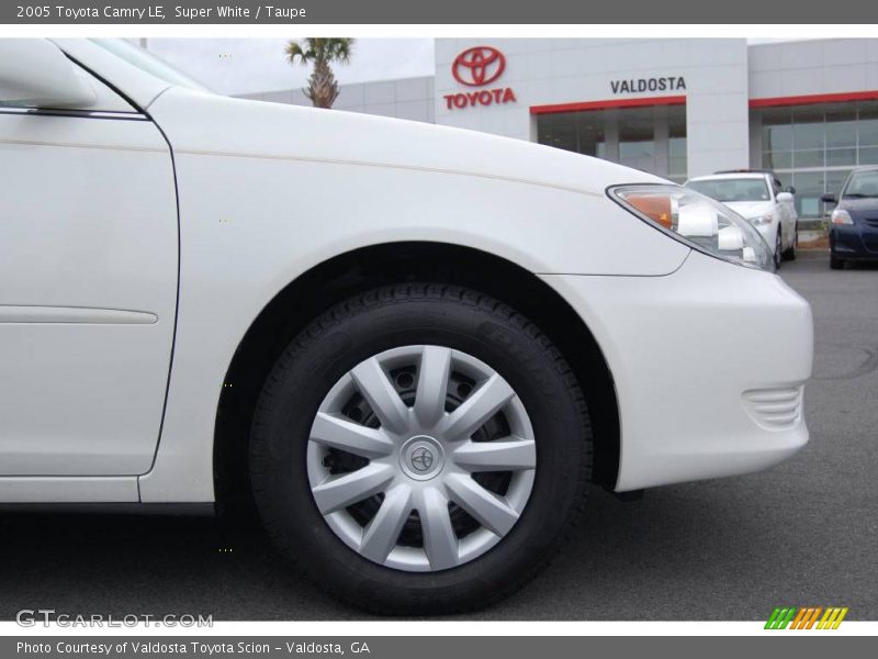 Super White / Taupe 2005 Toyota Camry LE