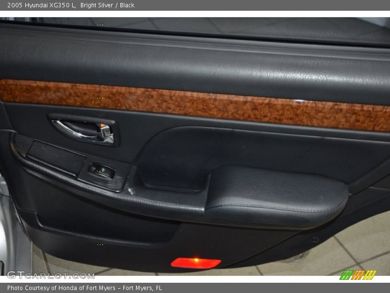 Bright Silver / Black 2005 Hyundai XG350 L