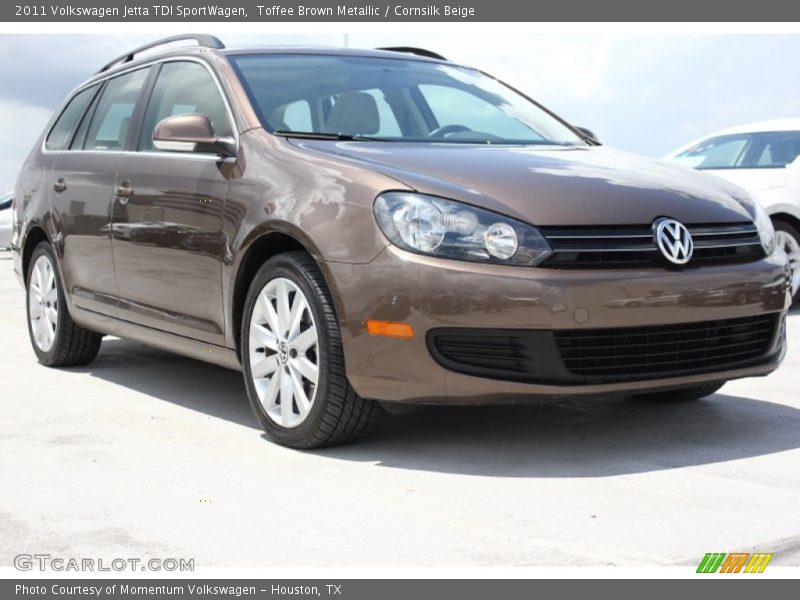 Front 3/4 View of 2011 Jetta TDI SportWagen