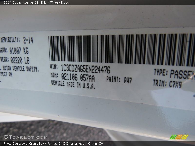 Bright White / Black 2014 Dodge Avenger SE