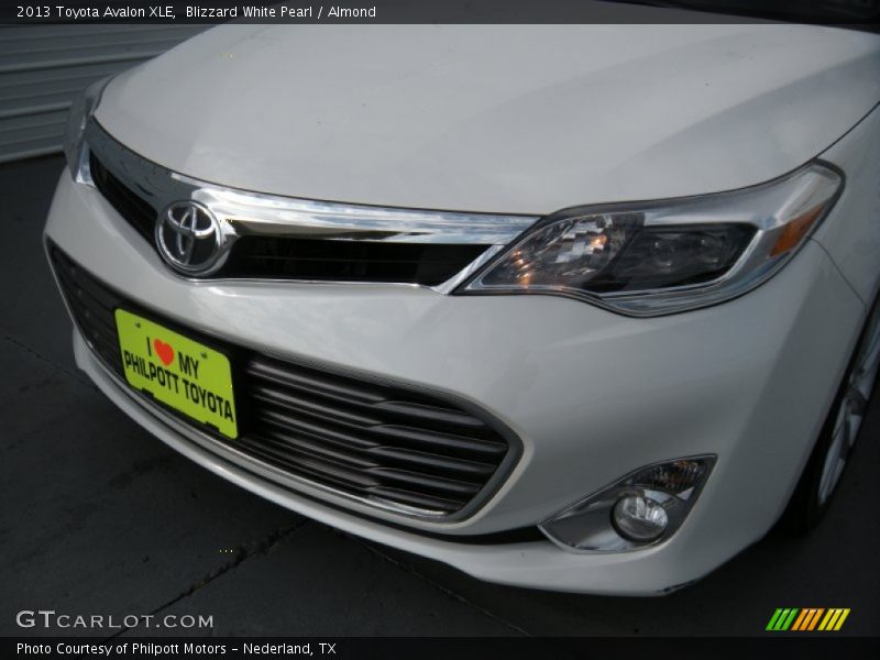 Blizzard White Pearl / Almond 2013 Toyota Avalon XLE