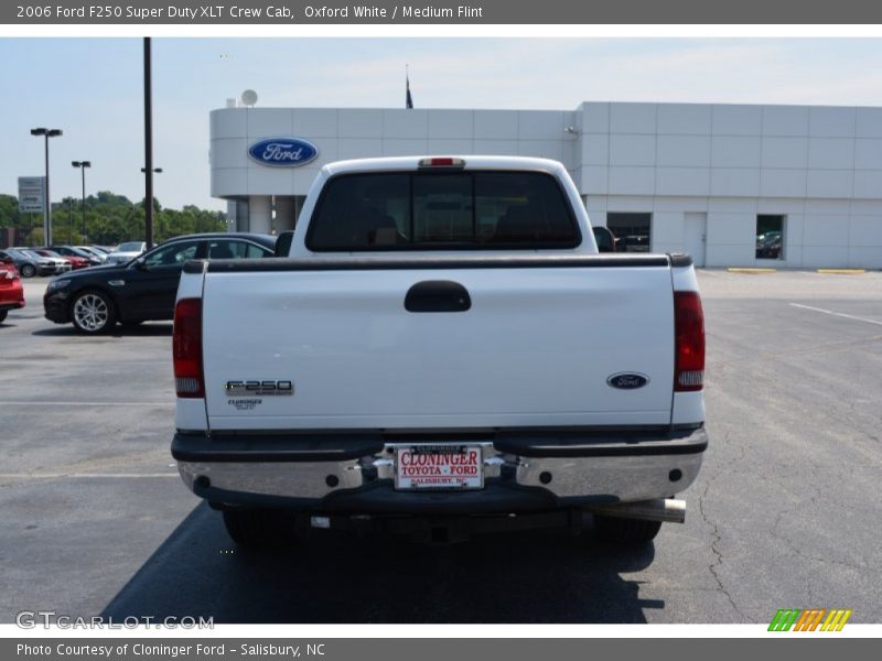 Oxford White / Medium Flint 2006 Ford F250 Super Duty XLT Crew Cab