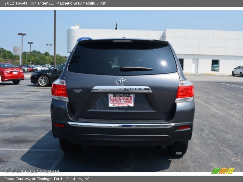 Magnetic Gray Metallic / Ash 2012 Toyota Highlander SE