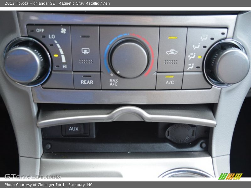 Magnetic Gray Metallic / Ash 2012 Toyota Highlander SE