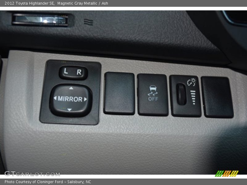 Magnetic Gray Metallic / Ash 2012 Toyota Highlander SE
