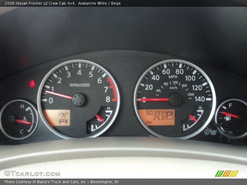Avalanche White / Beige 2008 Nissan Frontier LE Crew Cab 4x4