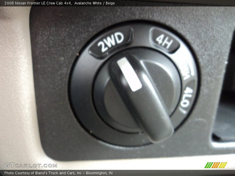 Avalanche White / Beige 2008 Nissan Frontier LE Crew Cab 4x4