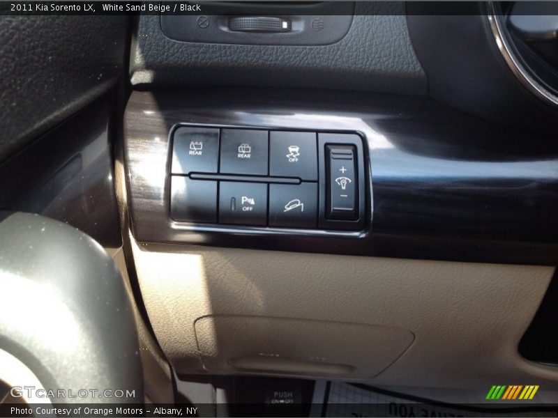 White Sand Beige / Black 2011 Kia Sorento LX
