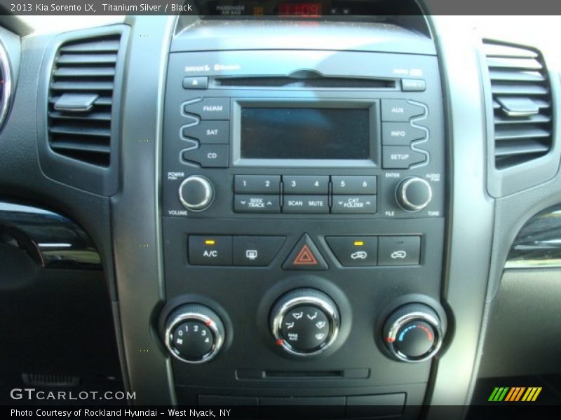Titanium Silver / Black 2013 Kia Sorento LX