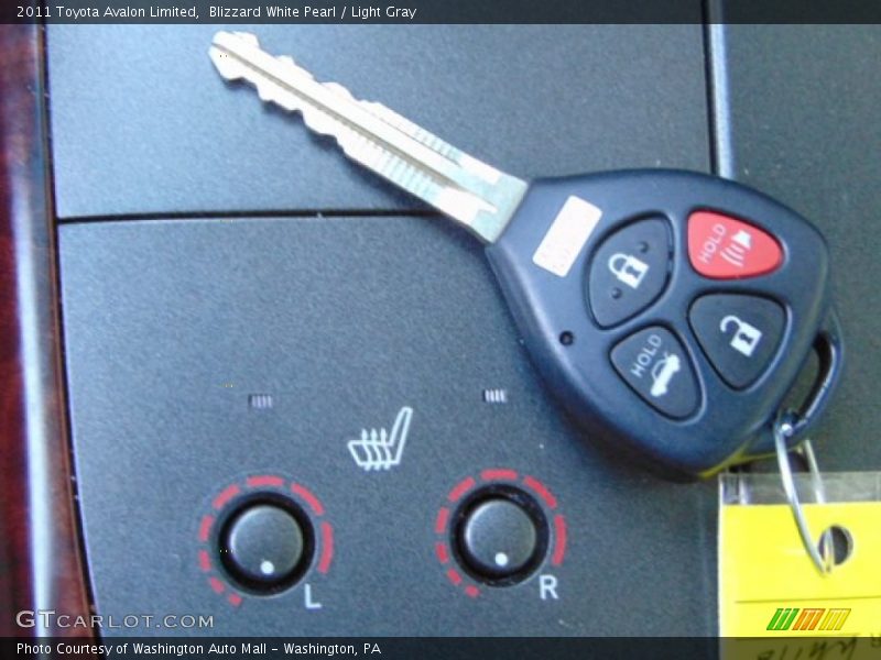 Blizzard White Pearl / Light Gray 2011 Toyota Avalon Limited