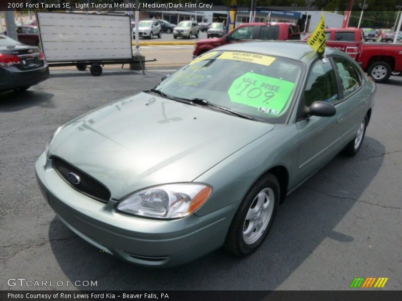 Light Tundra Metallic / Medium/Dark Flint Grey 2006 Ford Taurus SE