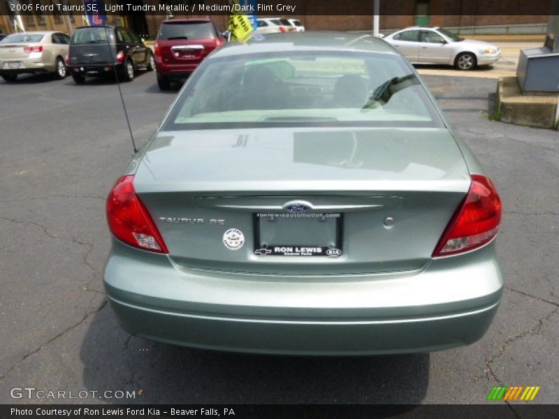 Light Tundra Metallic / Medium/Dark Flint Grey 2006 Ford Taurus SE