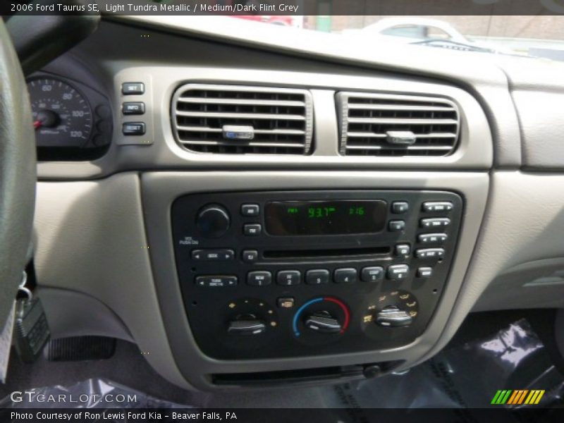Light Tundra Metallic / Medium/Dark Flint Grey 2006 Ford Taurus SE