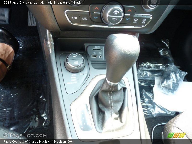 Bright White / Black 2015 Jeep Cherokee Latitude 4x4