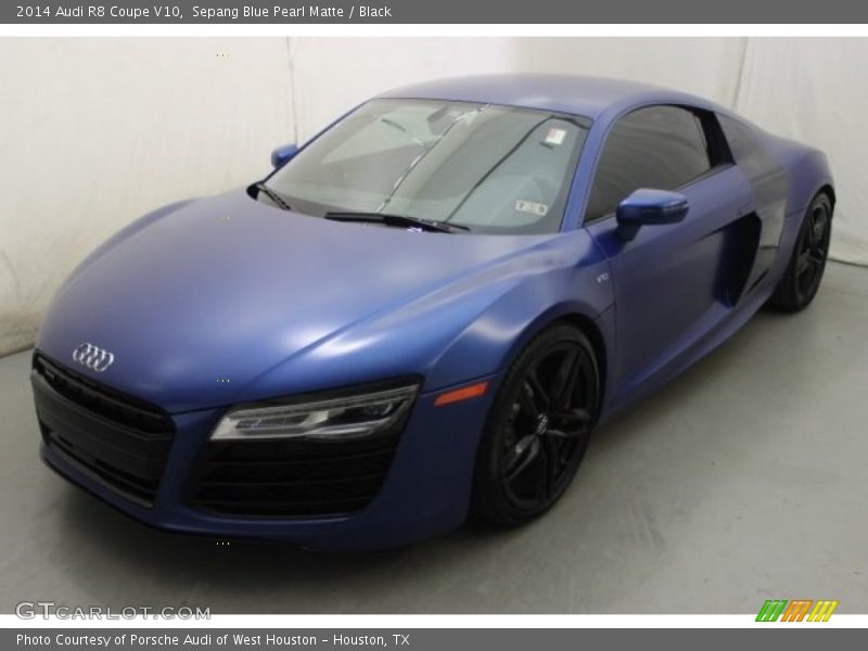 Front 3/4 View of 2014 R8 Coupe V10