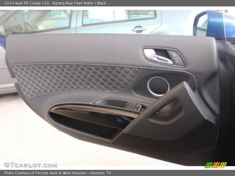 Door Panel of 2014 R8 Coupe V10