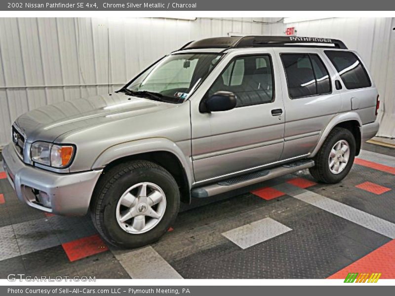 Chrome Silver Metallic / Charcoal 2002 Nissan Pathfinder SE 4x4