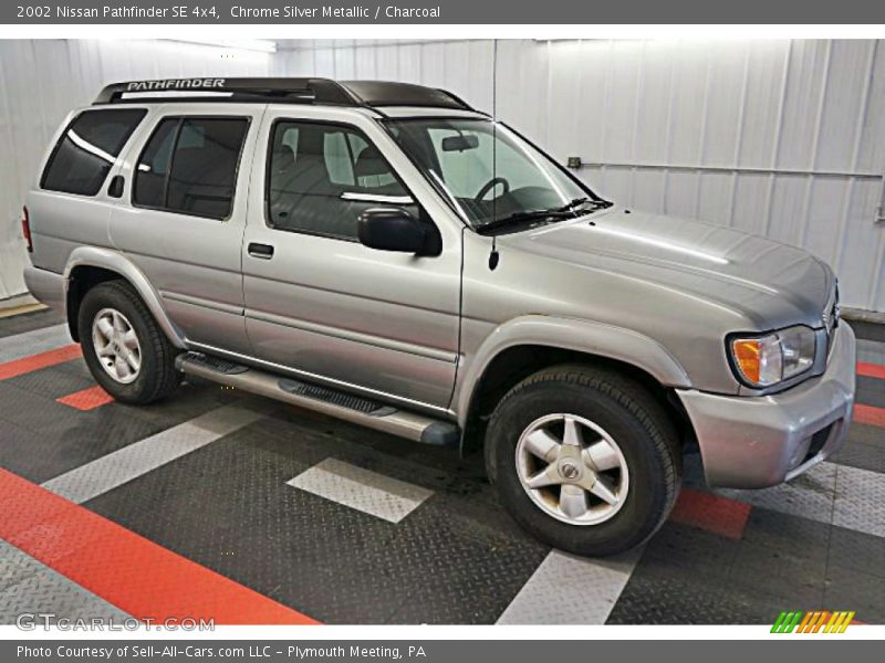 Chrome Silver Metallic / Charcoal 2002 Nissan Pathfinder SE 4x4