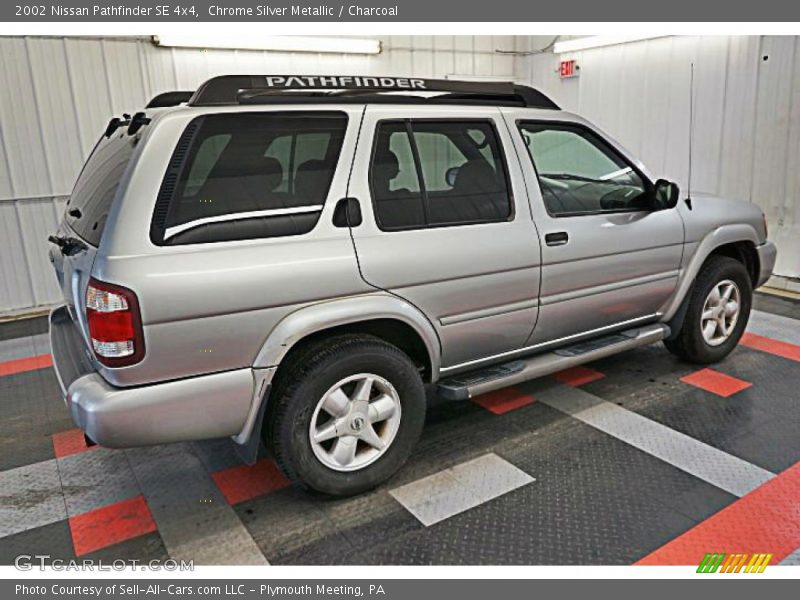 Chrome Silver Metallic / Charcoal 2002 Nissan Pathfinder SE 4x4