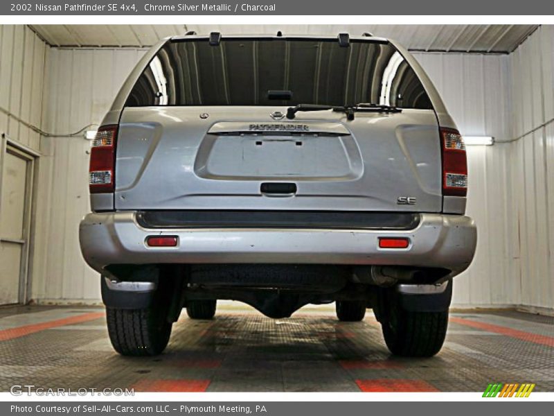 Chrome Silver Metallic / Charcoal 2002 Nissan Pathfinder SE 4x4