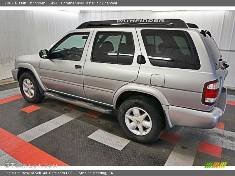 Chrome Silver Metallic / Charcoal 2002 Nissan Pathfinder SE 4x4