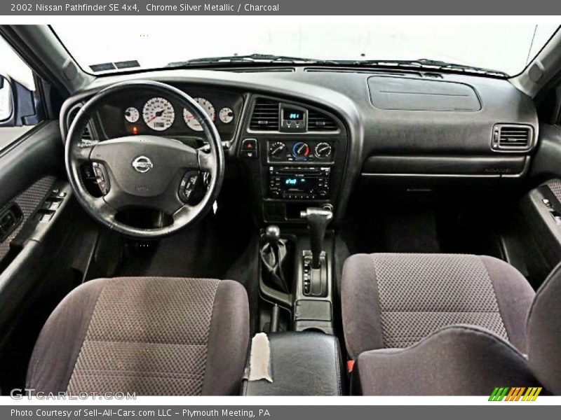 Chrome Silver Metallic / Charcoal 2002 Nissan Pathfinder SE 4x4