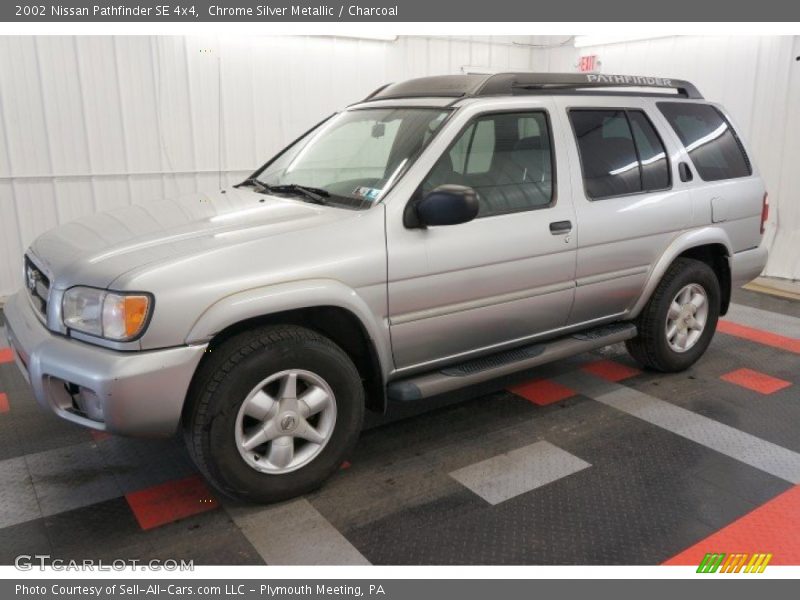 Chrome Silver Metallic / Charcoal 2002 Nissan Pathfinder SE 4x4
