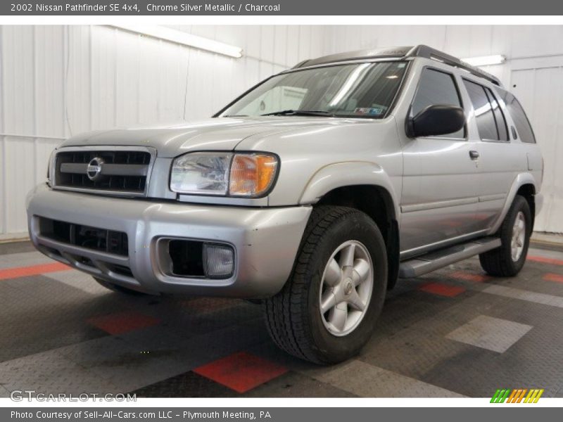Chrome Silver Metallic / Charcoal 2002 Nissan Pathfinder SE 4x4