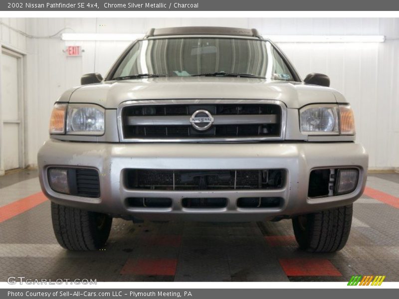 Chrome Silver Metallic / Charcoal 2002 Nissan Pathfinder SE 4x4