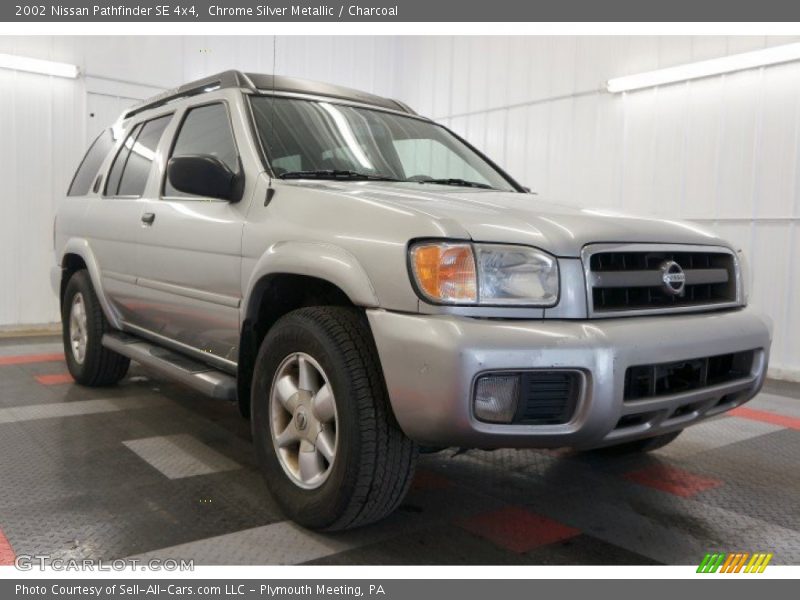 Chrome Silver Metallic / Charcoal 2002 Nissan Pathfinder SE 4x4