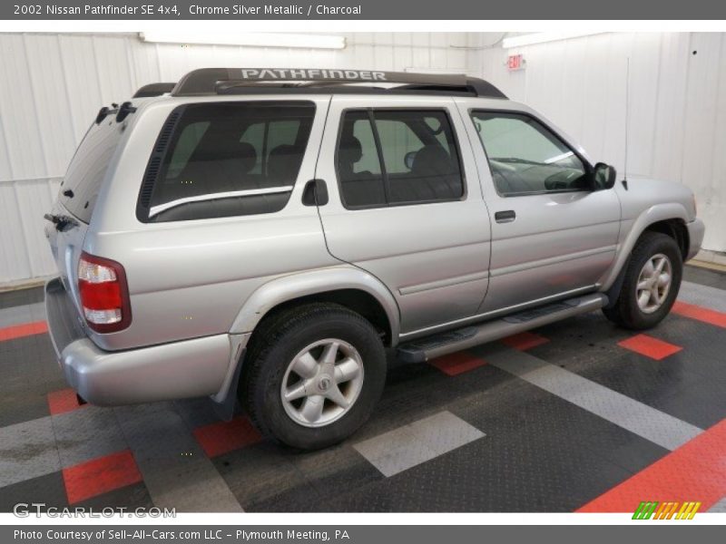 Chrome Silver Metallic / Charcoal 2002 Nissan Pathfinder SE 4x4