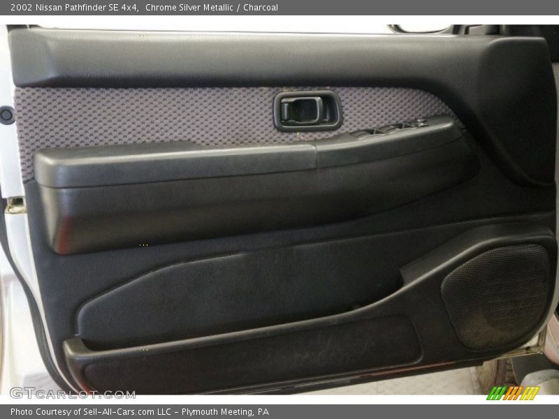 Chrome Silver Metallic / Charcoal 2002 Nissan Pathfinder SE 4x4